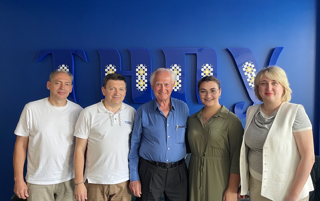 Делегація української діаспори з Бразилії на чолі з головою Українсько-бразильської центральної репрезентації Віторіо (Віктором) Сиротюком.